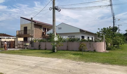 Casa 2 quartos e 6 kitnets próximo do mar