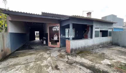 Casa com amplo terreno e 6 quartos em Praia Grande