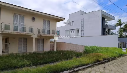 Sobrado com 900m² de terreno no Atami Norte