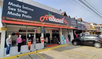 Prédio comercial em frente a rodovia Ipanema