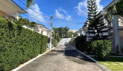 Casa de Condomínio Para Vender com 4 quartos 1 suítes no bairro de Buraquinho em Lauro De Freitas