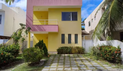 Casa Duplex em Condomínio Fechado – 3 Quartos, 1 Suíte – Próxima à Praia