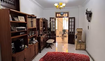 OPORTUNIDADE! VENDO casa térrea ampla com 3/4, 1 suíte, 2 vagas de garagem e área externa no fundo