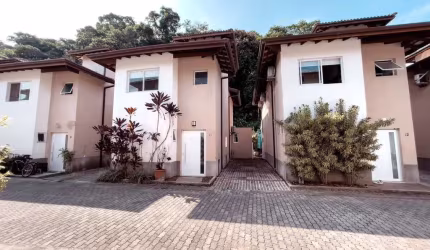 Casa de 3 Dormitórios com Piscina Privativa em Condomínio para Locação Anual em Boiçucanga, São Sebastião-SP