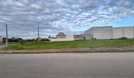 Oferta imperdível! Lote de esquina com 645 m2 pronto para construir