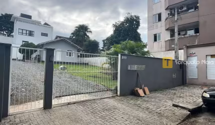 Casa com terreno grande no Floresta