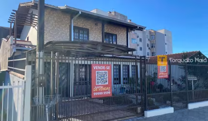 Ampla Casa Sobrado com 4 Dormitórios, Suíte com Hidro e Edícula em Terreno de 220 m²