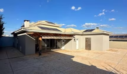 Casa em Condomínio para Locação em Álvares Machado, CONDOMINIO RESIDENCIAL GRAMADO, 3 dormitórios, 3 suítes, 1 banheiro, 2 vagas