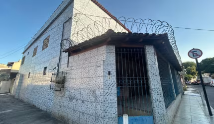 Casa de 2 pavimentos excelente para comércio ou moradia na entrada da Glória
