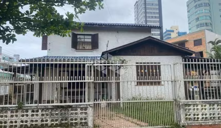 CASA / SOBRADO COM 3 DORMITÓRIOS /QUARTOS 2 SUÍTES a VENDA  R$ 2.500.000,00  PÉ NA AREIA TORRES