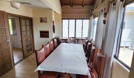 CASA PÉ NA AREIA COM 368 m² 9 DORMITÓRIOS 6 BANHEIROS FRENTE PRO MAR FLORIANÓPOLIS A VENDA R$ 4.200.000,00