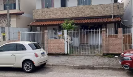 CASA DUPLEX COM 8 DORMITÓRIOS/ QUARTOS  NO BAIRRO MADRI EM PALHOÇA A VENDA POR R$ 721.000,00