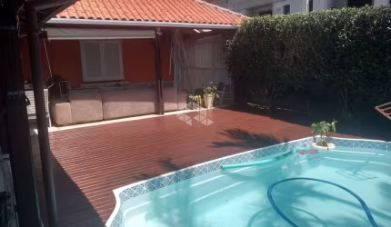 Casa de Esquina com 3 Dormitórios / Quartos Sendo Uma Suite, Cozinha Gourmet com  Piscina  a Venda R$ 1.100.000,00