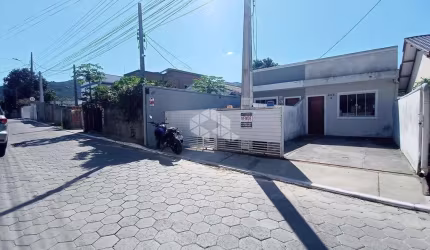 Casa à Venda no Bairro São João do Rio Vermelho - Florianópolis - R$ 250.000,00