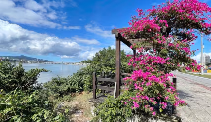 Apartamento com suíte e elevador no Balneário do Estreito