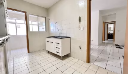 Apartamento com suíte e elevador no Balneário do Estreito
