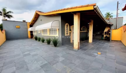 CASA BEM LOCALIZADA À VENDA EM BERTIOGA!