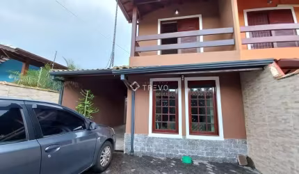 CASA A 50 METROS DA PRAIA À VENDA 3 DORM, 4 WC, 2 VAGAS POR R$ 910.000,00