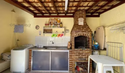 CASA EM VILLAGIO À VENDA 2 DORMS, 2 BANHEIROS, 1 VAGA EM BERTIOGA/SP