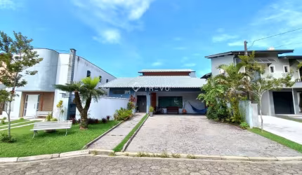 CASA EM CONDOMÍNIO FECHADO PARA VENDA OU LOCAÇÃO ANUAL 4 DORM, 5 WC 6 VAGAS