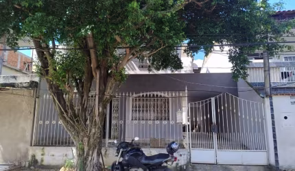Aluguel – Casa Duplex no B. Adriana com 3 Quartos, Terraço e Garagem para 3 Carros – R$ 2.200,00