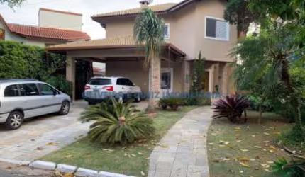 Casa em condomínio fechado, 342m², 4 quartos, sendo 2 suítes, sala, lareira, espaço gourmet, piscina, 4 vagas de garagem