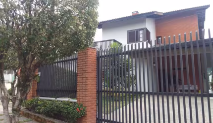 Sobrado Exclusivo em Condomínio Fechado – Segurança, Privacidade e Muito Verde