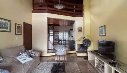 Casa 5 Dorm./(1 suíte)/ Chur./ 5 vagas - Florianópolis - SC