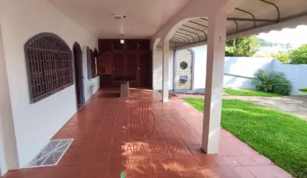 Casa 4 Dorm.(1 suíte), Chur./ 3 vagas - Coqueiros - Florianópolis - SC