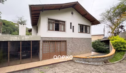 Linda Casa de 3 Dormitórios em Localização Privilegiada!