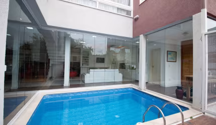 CASA DESIGN, 04 DORMITÓRIOS,PISCINA DENTRO DA SALA -Condominio Fechado