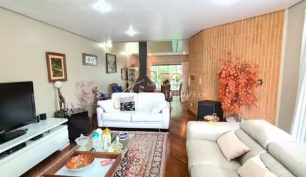 Belíssimo Sobrado com fino acabamento, ótima planta com ambientes super iluminados e ventilados.