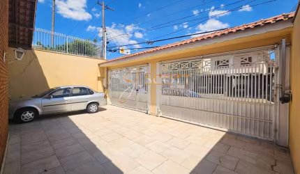 Excelente Casa Térrea com vaga para 4 carros, 4 dormitórios sendo 2 suítes a venda.