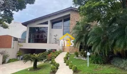 Excelente casa no Residencial 10, com 600m² - 4 quartos/2suítes, 2 vagas em Alphaville