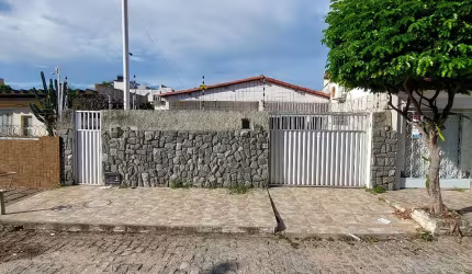 Venda de casa com 3/4 quartos sendo uma suíte – Lagoa Nova – Próximo a UNP