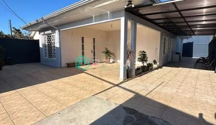 Casa com 03 Quartos no Bairro Itiberê