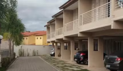 Linda casa em condomínio fechado com 3 quarts ,suíte e sacada.