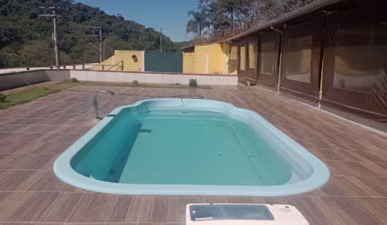 Chacará com 20mil mts, ´com 3 casas e baias para cavalos.
