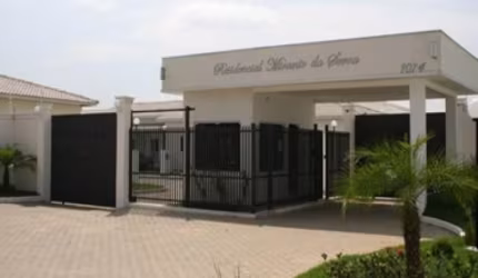 Linda casa com móveis planejados no Condomínio Mirante da Serra.