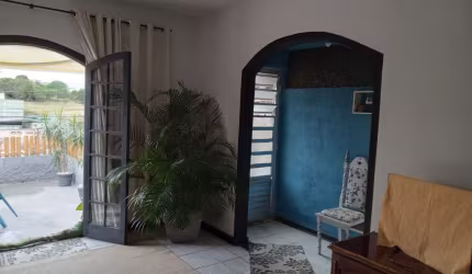 Casa com ótima localização, próximo à diferenciados comércios e rodovia.