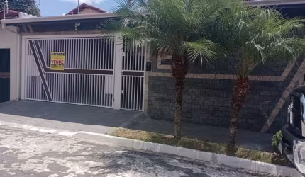 Sobrado com ótima localização perto do centro, Mercado, Escola e outros Comércios