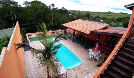 Casa com ótima área de lazer e piscina. Fácil acesso à rodovia.