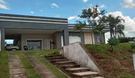 Casa no condomínio Lago Dourado, ótima localização.