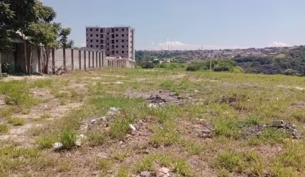 Área com ótima localização, ideal para fazer prédio.