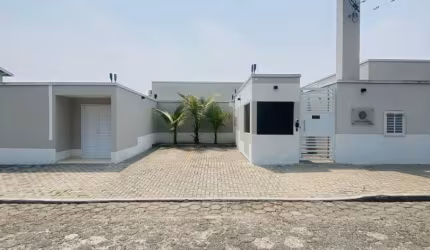 Casa no condomínio fechado Santa Maria com ótima localização.