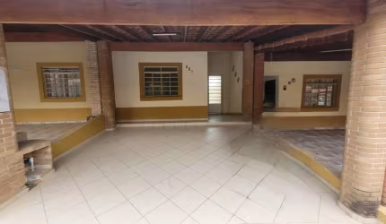 Sobrado no condomínio Safira.
