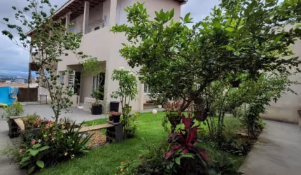 Lindo sobrado toda reformada com quintal imenso e área verde.