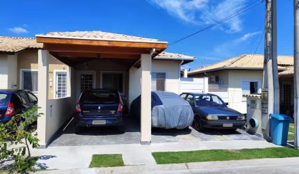 Linda casa no Condomínio Casabella, 2 quartos, com corredor.  Excelente condomínio ao lado da rodoviária, a poucos minutos de acessos a Dutra, supermercados e farmácias;
