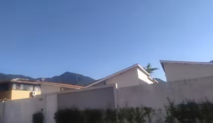 Casa com ótima localização em condomínio fechado na praia de Massaguaçu.