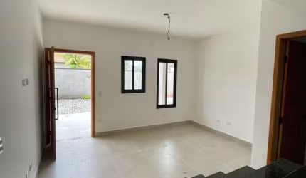 EXCELENTE SOBRADO EM CONDOMÍNIO À 100 METROS DO MAR NO BAIRRO MASSAGUAÇU EM CARAGUATATUBA!!